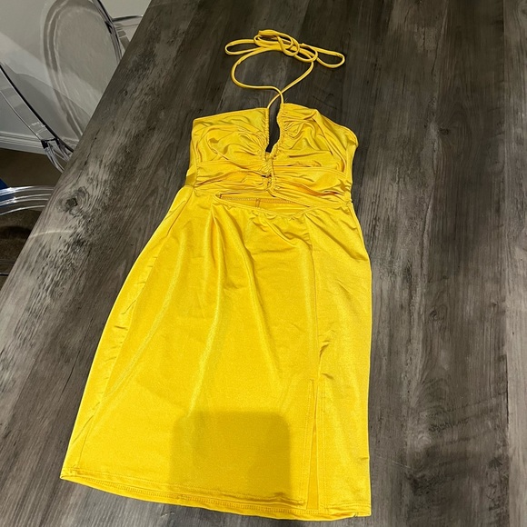 Fashion nova yellow strappy dress - Picture 3 of 4